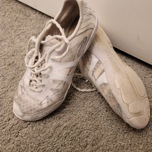 Nfinity- Vengeance Cheer sneakers 9.5 white